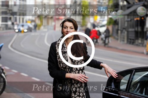Amsterdam 23 november 2015 
Irene v d Laar stapt uit taxi.