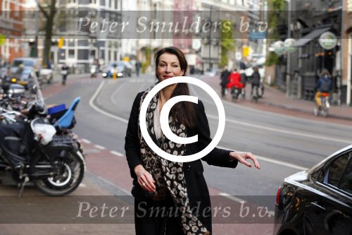 Amsterdam 23 november 2015 
Irene v d Laar stapt uit taxi.