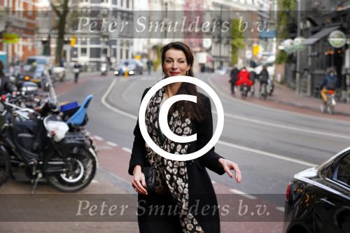 Amsterdam 23 november 2015 
Irene v d Laar stapt uit taxi.