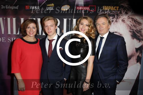 Haarlem 29 november 2015
Premiere Willem Ruis in de schouwburg van Haarlem. Janke Dekker met man Tom Egbers en hun kinderen