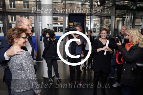 Amsterdam 23 november 2015 
Irene v d Laar stapt uit taxi.5 jaar nieuwe de la mar en 15 jaar de joop en Janine v d Ende foundation.