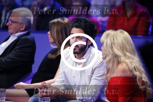 Aalsmeer 27 november 20152e en laatste aflevering van sbs6 programma mindmasters met oa Peter R de Vries Sabia Boulahrouz Patty Brard Patricia Paay Boer Geert en Maarten v d Weijden. Kim Lian v d Meij presenteert het programma. Wegens tegenvallende kijkcijfers werd het programma na twee afleveringen van de tv gehaald. sabia haar drie kinderen Katharina Amaya en Daamin waren aanwezig met de tante (aupair) van Sabia. Kay Nambiar