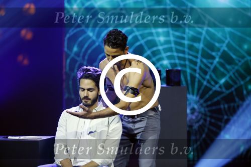 Aalsmeer 27 november 20152e en laatste aflevering van sbs6 programma mindmasters met oa Peter R de Vries Sabia Boulahrouz Patty Brard Patricia Paay Boer Geert en Maarten v d Weijden. Kim Lian v d Meij presenteert het programma. Wegens tegenvallende kijkcijfers werd het programma na twee afleveringen van de tv gehaald. sabia haar drie kinderen Katharina Amaya en Daamin waren aanwezig met de tante (aupair) van Sabia. Kay Nambiar