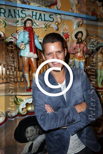 Halfweg 19 november 2015
presentatie SBS6 in sugar city. 
Kees Tol