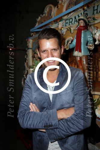 Halfweg 19 november 2015
presentatie SBS6 in sugar city. 
Kees Tol