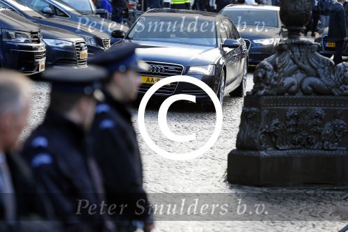 Amsterdam 25 november 2015 
Koninmg Willem Alexander en Koningin Maxima  arriveren bij het paleis op de dam in hun auto (audi A8)