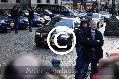 Amsterdam 25 november 2015 
Koninmg Willem Alexander en Koningin Maxima  arriveren bij het paleis op de dam in hun auto (audi A8)