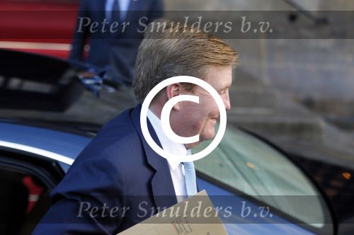 Amsterdam 25 november 2015 
Koninmg Willem Alexander en Koningin Maxima  arriveren bij het paleis op de dam in hun auto (audi A8)
