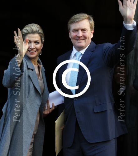 Amsterdam 25 november 2015 
Koninmg Willem Alexander en Koningin Maxima  arriveren bij het paleis op de dam in hun auto (audi A8)