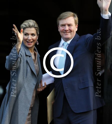 Amsterdam 25 november 2015 
Koninmg Willem Alexander en Koningin Maxima  arriveren bij het paleis op de dam in hun auto (audi A8)