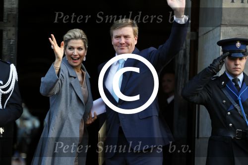 Amsterdam 25 november 2015 
Koninmg Willem Alexander en Koningin Maxima  arriveren bij het paleis op de dam in hun auto (audi A8)