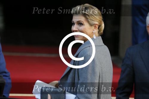 Amsterdam 25 november 2015 
Koninmg Willem Alexander en Koningin Maxima  arriveren bij het paleis op de dam in hun auto (audi A8)