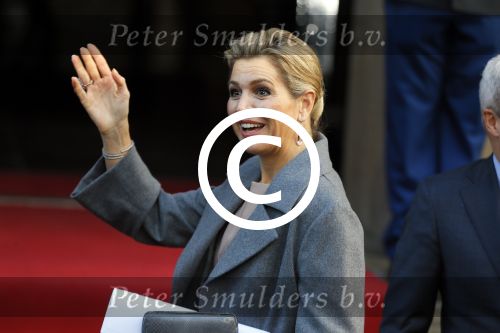 Amsterdam 25 november 2015 
Koninmg Willem Alexander en Koningin Maxima  arriveren bij het paleis op de dam in hun auto (audi A8)
