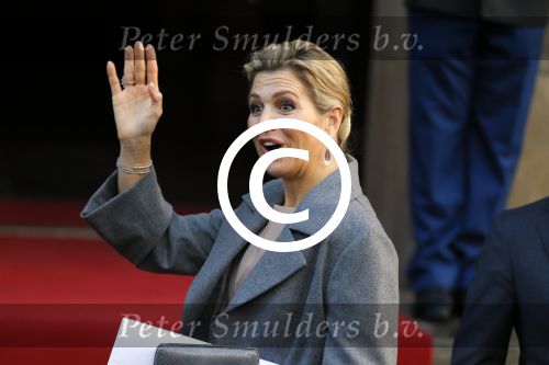 Amsterdam 25 november 2015 
Koninmg Willem Alexander en Koningin Maxima  arriveren bij het paleis op de dam in hun auto (audi A8)