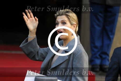 Amsterdam 25 november 2015 
Koninmg Willem Alexander en Koningin Maxima  arriveren bij het paleis op de dam in hun auto (audi A8)