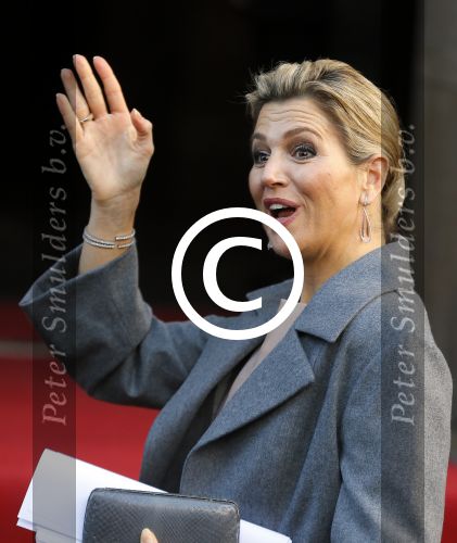 Amsterdam 25 november 2015 
Koninmg Willem Alexander en Koningin Maxima  arriveren bij het paleis op de dam in hun auto (audi A8)