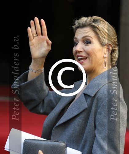 Amsterdam 25 november 2015 
Koninmg Willem Alexander en Koningin Maxima  arriveren bij het paleis op de dam in hun auto (audi A8)