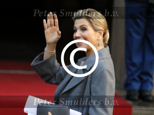 Amsterdam 25 november 2015 
Koninmg Willem Alexander en Koningin Maxima  arriveren bij het paleis op de dam in hun auto (audi A8)