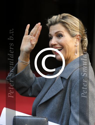 Amsterdam 25 november 2015 
Koninmg Willem Alexander en Koningin Maxima  arriveren bij het paleis op de dam in hun auto (audi A8)