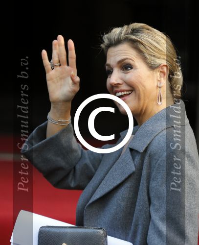 Amsterdam 25 november 2015 
Koninmg Willem Alexander en Koningin Maxima  arriveren bij het paleis op de dam in hun auto (audi A8)