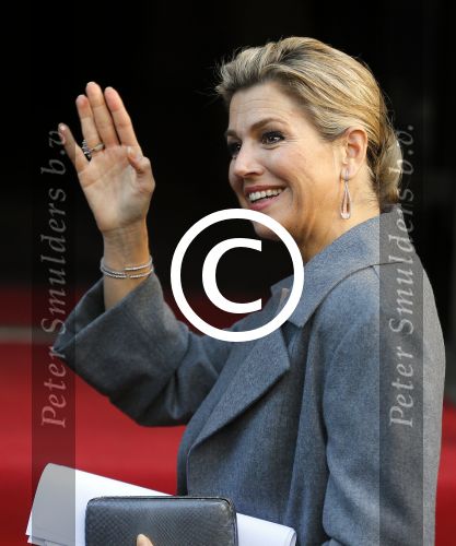 Amsterdam 25 november 2015 
Koninmg Willem Alexander en Koningin Maxima  arriveren bij het paleis op de dam in hun auto (audi A8)