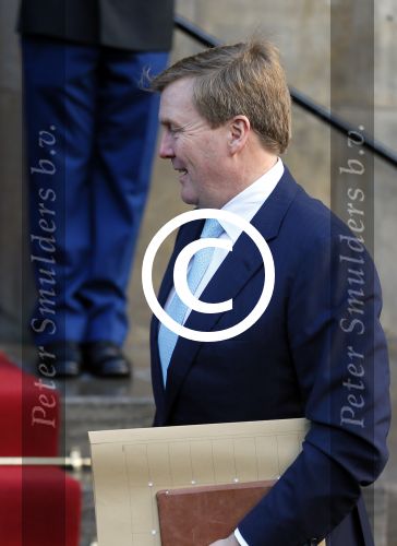Amsterdam 25 november 2015 
Koninmg Willem Alexander en Koningin Maxima  arriveren bij het paleis op de dam in hun auto (audi A8)