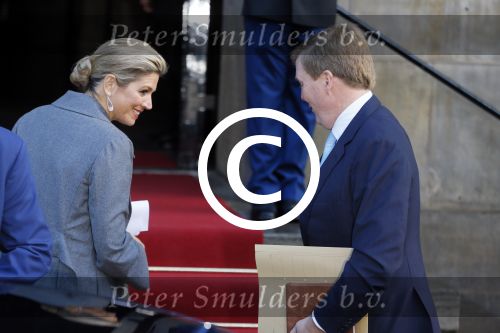 Amsterdam 25 november 2015 
Koninmg Willem Alexander en Koningin Maxima  arriveren bij het paleis op de dam in hun auto (audi A8)