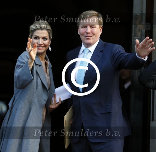 Amsterdam 25 november 2015 
Koninmg Willem Alexander en Koningin Maxima  arriveren bij het paleis op de dam in hun auto (audi A8)