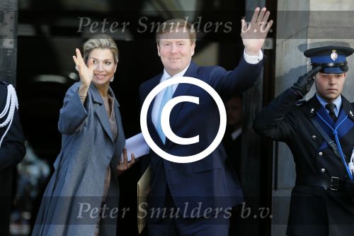 Amsterdam 25 november 2015 
Koninmg Willem Alexander en Koningin Maxima  arriveren bij het paleis op de dam in hun auto (audi A8)