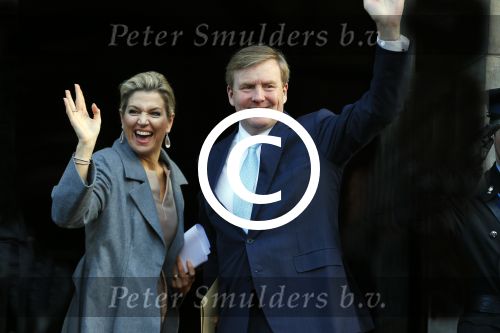 Amsterdam 25 november 2015 
Koninmg Willem Alexander en Koningin Maxima  arriveren bij het paleis op de dam in hun auto (audi A8)