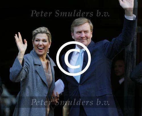 Amsterdam 25 november 2015 
Koninmg Willem Alexander en Koningin Maxima  arriveren bij het paleis op de dam in hun auto (audi A8)