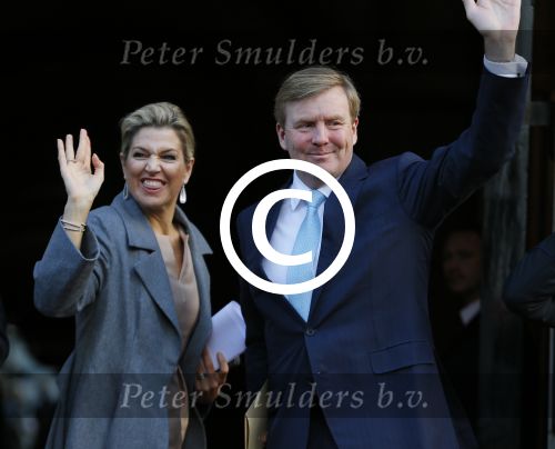 Amsterdam 25 november 2015 
Koninmg Willem Alexander en Koningin Maxima  arriveren bij het paleis op de dam in hun auto (audi A8)