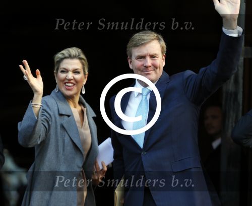 Amsterdam 25 november 2015 
Koninmg Willem Alexander en Koningin Maxima  arriveren bij het paleis op de dam in hun auto (audi A8)