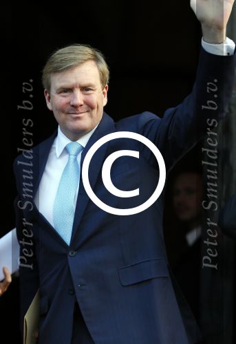 Amsterdam 25 november 2015 
Koninmg Willem Alexander en Koningin Maxima  arriveren bij het paleis op de dam in hun auto (audi A8)