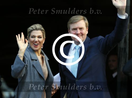 Amsterdam 25 november 2015 
Koninmg Willem Alexander en Koningin Maxima  arriveren bij het paleis op de dam in hun auto (audi A8)