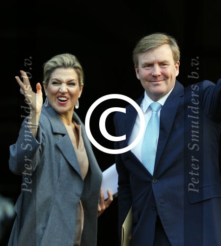 Amsterdam 25 november 2015 
Koninmg Willem Alexander en Koningin Maxima  arriveren bij het paleis op de dam in hun auto (audi A8)