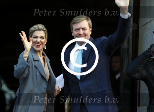 Amsterdam 25 november 2015 
Koninmg Willem Alexander en Koningin Maxima  arriveren bij het paleis op de dam in hun auto (audi A8)
