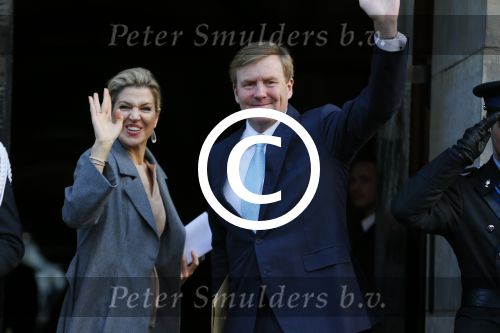 Amsterdam 25 november 2015 
Koninmg Willem Alexander en Koningin Maxima  arriveren bij het paleis op de dam in hun auto (audi A8)