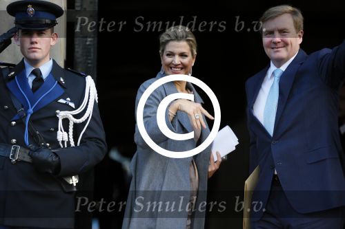 Amsterdam 25 november 2015 
Koninmg Willem Alexander en Koningin Maxima  arriveren bij het paleis op de dam in hun auto (audi A8)