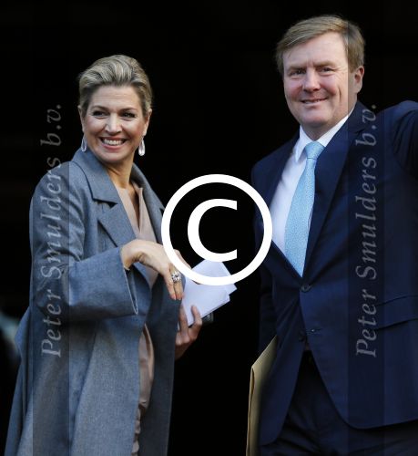 Amsterdam 25 november 2015 
Koninmg Willem Alexander en Koningin Maxima  arriveren bij het paleis op de dam in hun auto (audi A8)