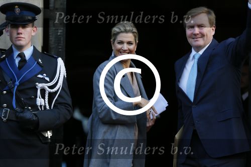 Amsterdam 25 november 2015 
Koninmg Willem Alexander en Koningin Maxima  arriveren bij het paleis op de dam in hun auto (audi A8)