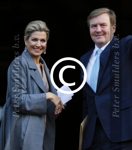 Amsterdam 25 november 2015 
Koninmg Willem Alexander en Koningin Maxima  arriveren bij het paleis op de dam in hun auto (audi A8)