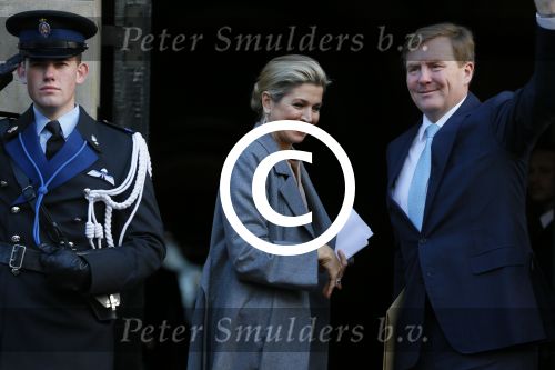 Amsterdam 25 november 2015 
Koninmg Willem Alexander en Koningin Maxima  arriveren bij het paleis op de dam in hun auto (audi A8)