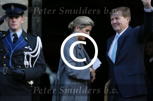 Amsterdam 25 november 2015 
Koninmg Willem Alexander en Koningin Maxima  arriveren bij het paleis op de dam in hun auto (audi A8)