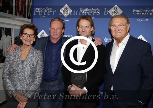 Amsterdam 23 november 2015 
Irene v d Laar stapt uit taxi.5 jaar nieuwe de la mar en 15 jaar de joop en Janine v d Ende foundation. Koos Breukel en Jasper Krabbe