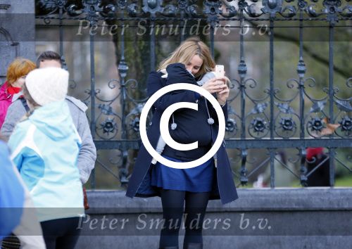 Amsterdam 25 november 2015
Lieke v Lexmond met zoontje Vic aan de wandel.