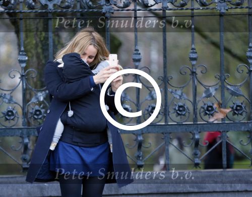 Amsterdam 25 november 2015
Lieke v Lexmond met zoontje Vic aan de wandel.
