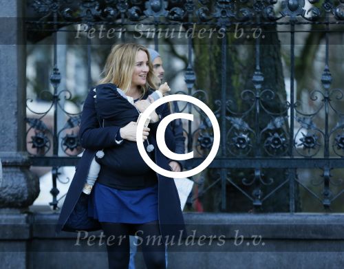 Amsterdam 25 november 2015
Lieke v Lexmond met zoontje Vic aan de wandel.