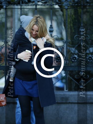 Amsterdam 25 november 2015
Lieke v Lexmond met zoontje Vic aan de wandel.