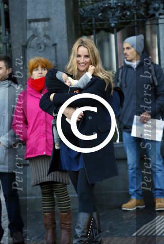 Amsterdam 25 november 2015
Lieke v Lexmond met zoontje Vic aan de wandel.